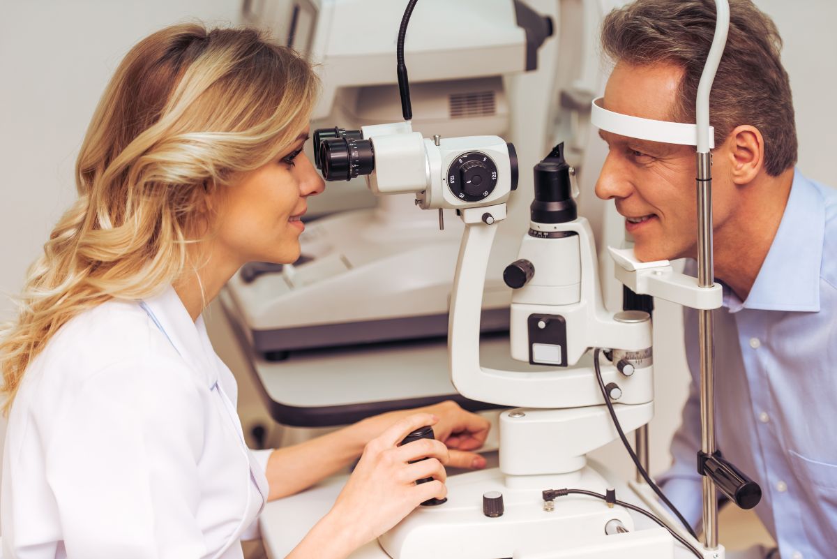 zdravljenje suhih oči se začne s pregledom pri oftalmologinji